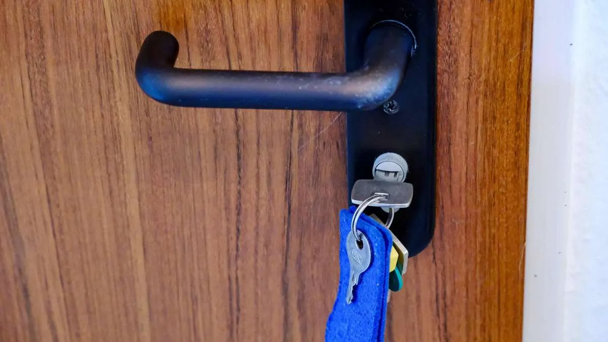 Nechat klíč přes noc v zámku zevnitř — vypadá to prakticky, ale není to dobrý nápad