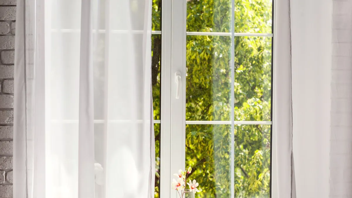 Rozlučte se se závěsy: co nahradí vaše okna v roce 2025?