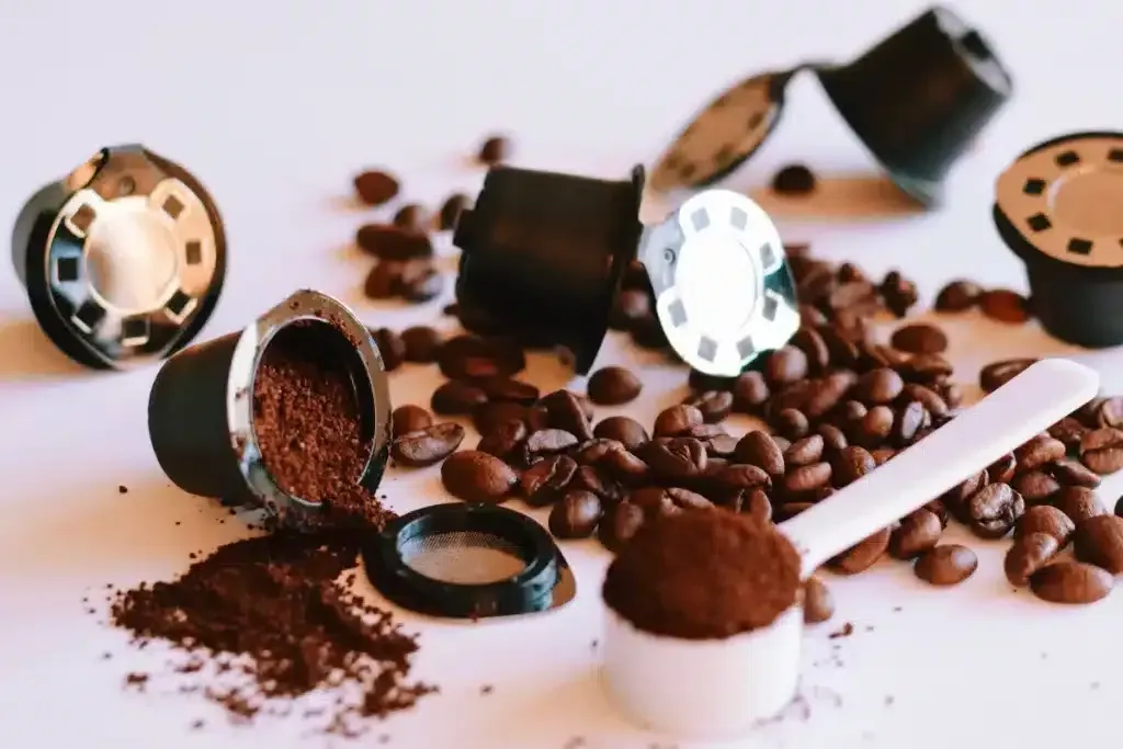 Nevyhazujte použité kávové kapsle — tady jsou 4 způsoby, jak je v kuchyni znovu využít