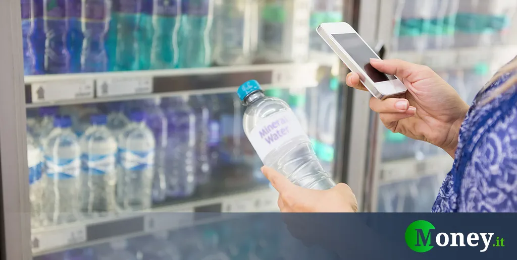 Lidé pijící balenou vodu ročně pozřou přes 90 000 mikroplastů