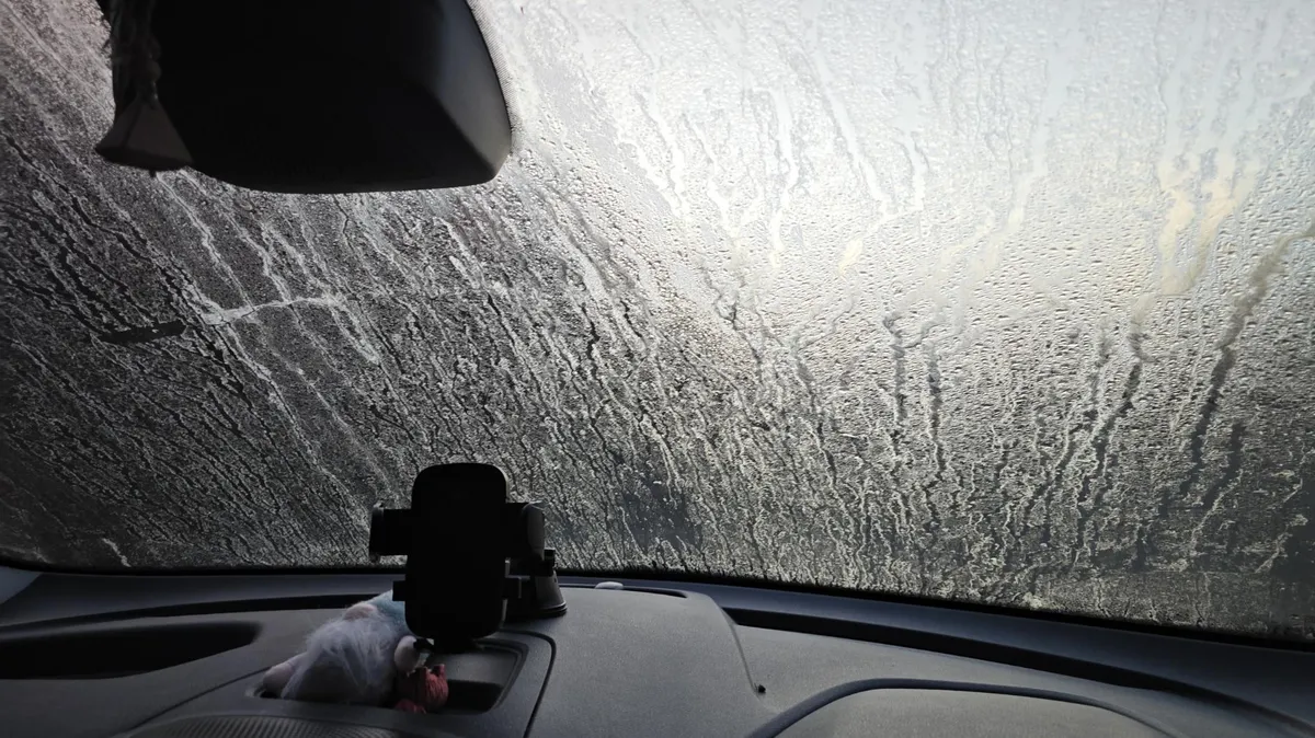 Zimní trápení: co dělat s námrazou na autosklech