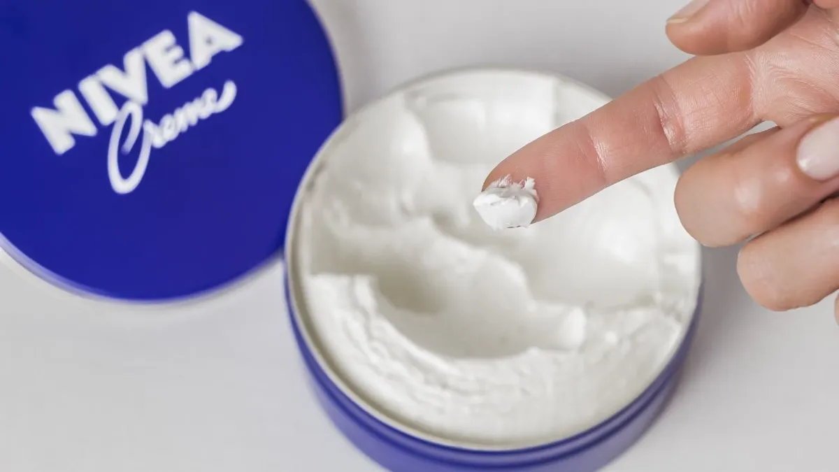 Nivea: „Jsem dermatolog a podíval jsem se na složení modrého krému — tady je můj upřímný názor“