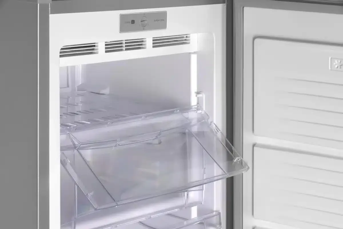 Jak rychle a jednoduše odmrazit mrazák pomocí hliníkové fólie a horké vody