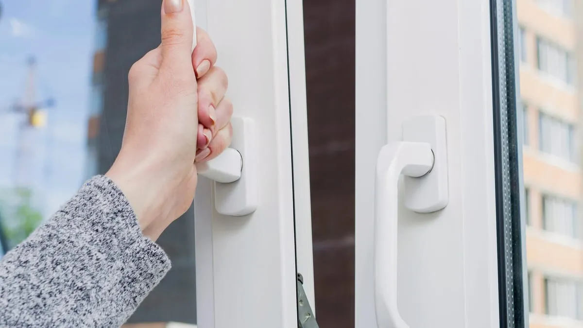 Pozor na plísně v zimě: raději nespěte s otevřeným oknem