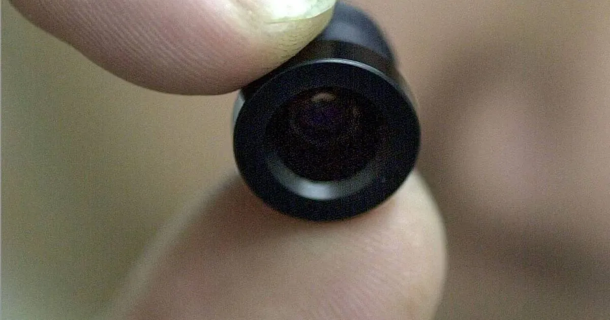 Jak odhalit skrytou kameru v ubytování typu Airbnb či v hotelovém pokoji