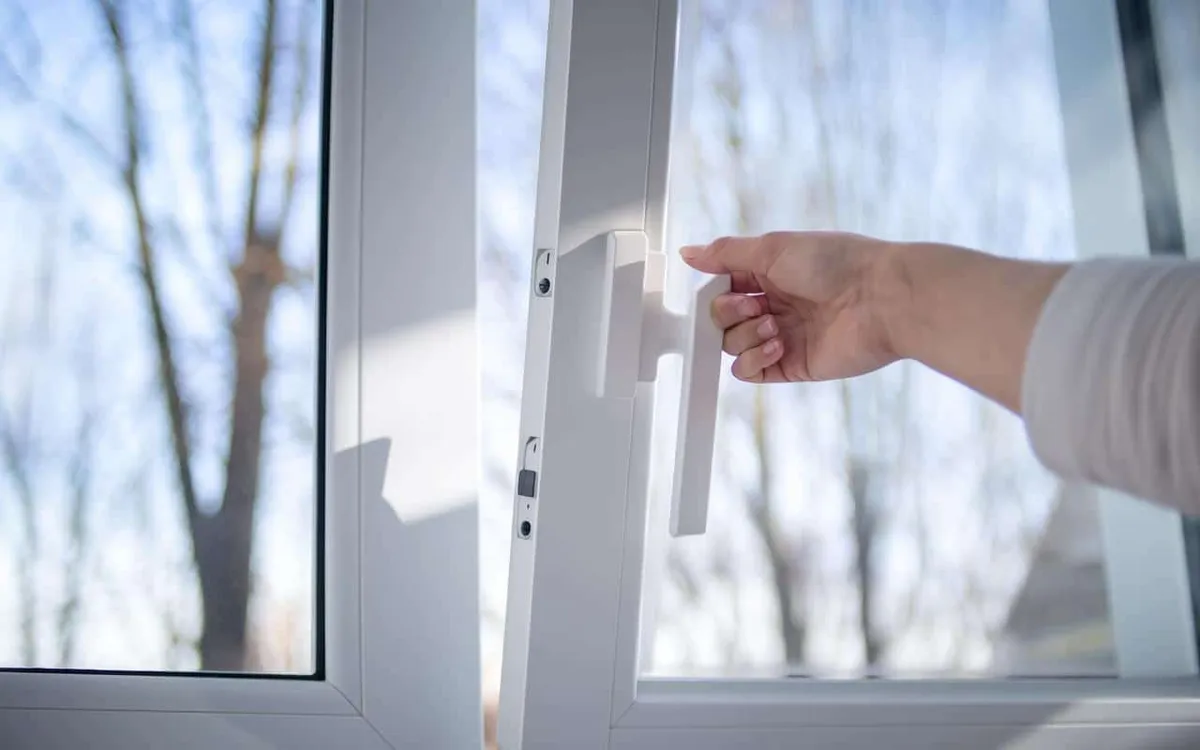 Proč není dobré větrat vaši domácnost mezi 8:00 a 10:00 v zimě