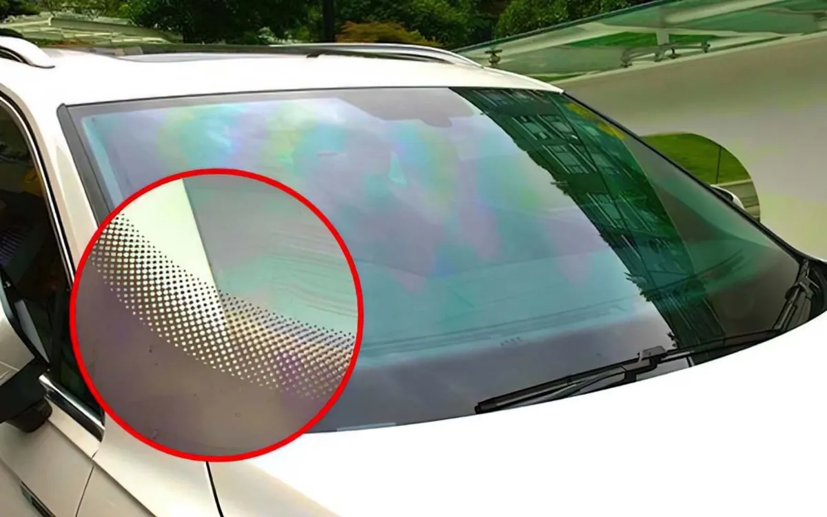 Co se skrývá za malými černými tečkami na čelním skle